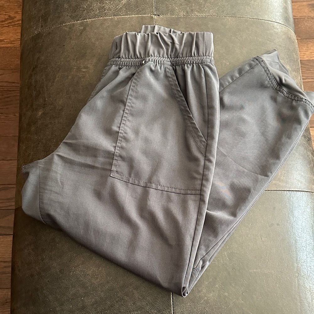Like new: Scrubstar gray jogger scrub pants and Gray scrub top